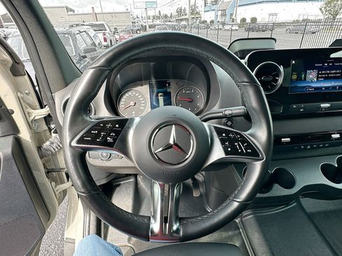 Used 2025 Mercedes-Benz Sprinter 2500 image 10