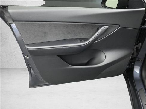 Used 2021 Tesla Model Y Long Range image 16