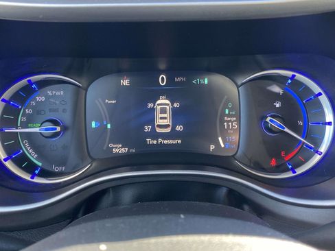 Used 2024 Chrysler Pacifica Select image 24