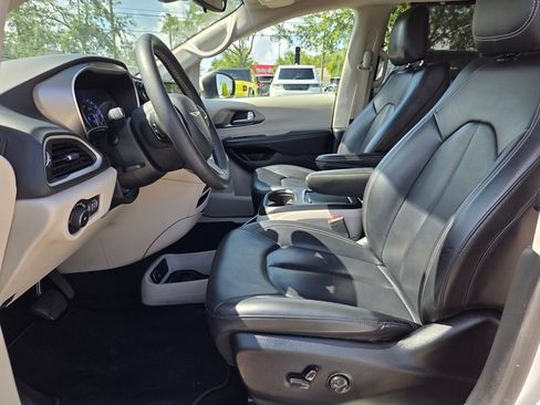Used 2023 Chrysler Pacifica Touring-L FWD image 13