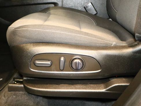 Used 2023 Chevrolet Traverse LT image 23