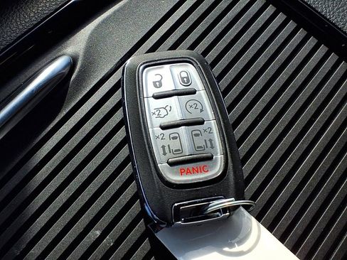 Used 2025 Chrysler Pacifica Limited image 11