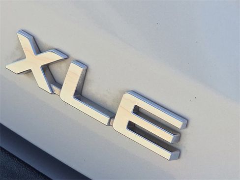 Used 2024 Toyota Highlander XLE image 9