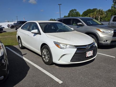 Used 2017 Toyota Camry LE image 1