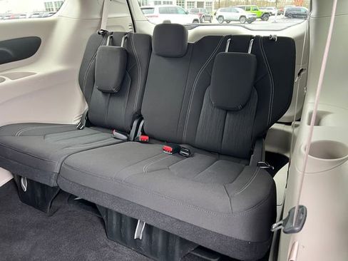 Used 2022 Chrysler Voyager LX FWD image 6