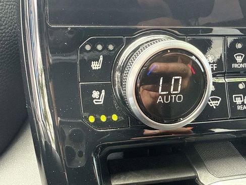 Used 2024 Toyota Highlander Platinum FWD image 17