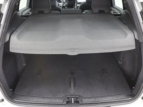 Used 2025 Volvo XC40 B5 Plus image 30