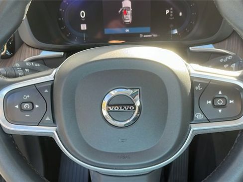 Used 2022 Volvo XC60 B5 Momentum w/ Climate Package image 11