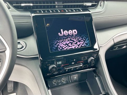 New 2025 Jeep Grand Cherokee Altitude image 14