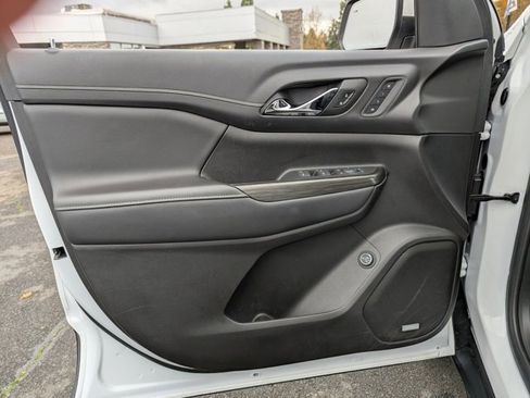 Used 2023 GMC Acadia SLT w/ Technology Package image 10