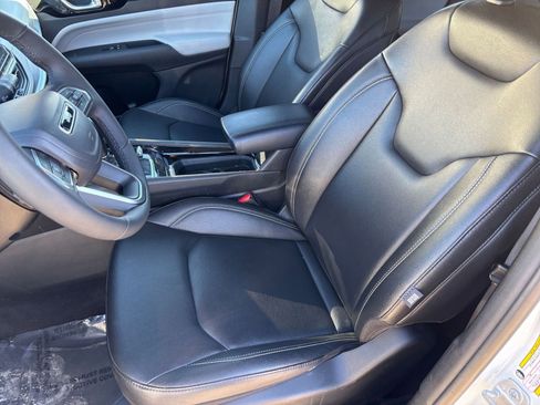 Used 2025 Jeep Compass Limited image 38