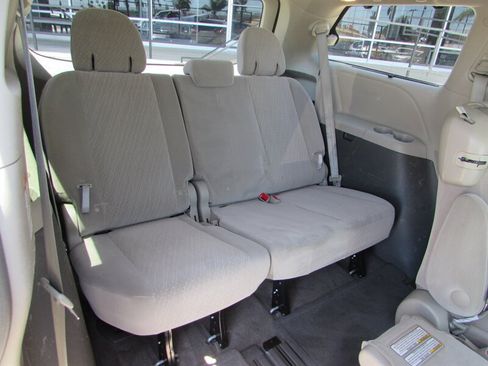 Used 2017 Toyota Sienna LE FWD image 28
