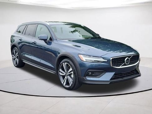 Certified 2025 Volvo V60 B5 Cross Country Plus AWD/4WD image 1