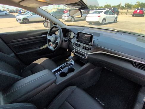 Used 2025 Nissan Altima 2.5 SV FWD image 30