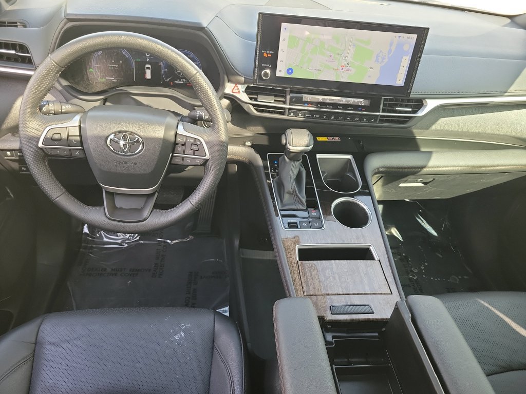 Used 2025 Toyota Sienna Limited FWD image 28