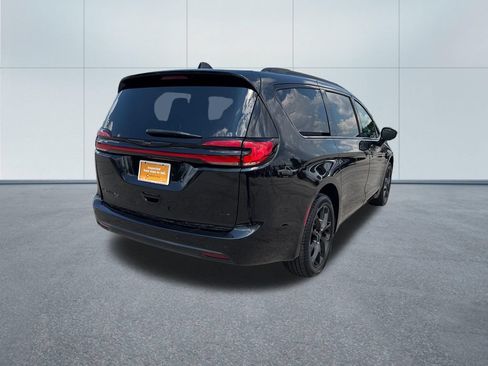 Used 2023 Chrysler Pacifica Touring-L w/ S Appearance Package AWD/4WD image 6