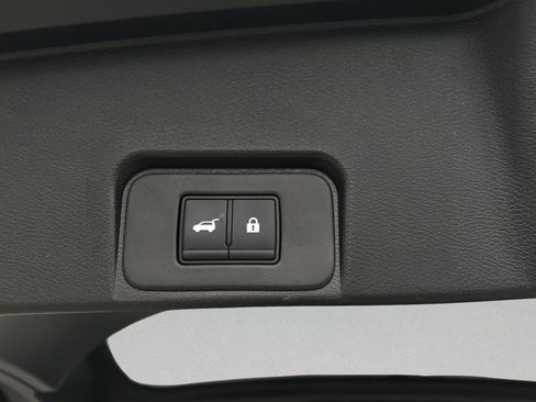 Certified 2025 Nissan Rogue SV image 27