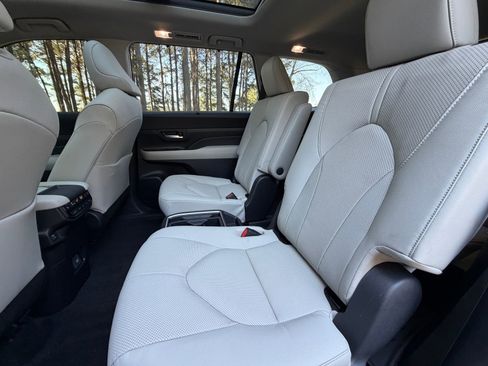 Used 2024 Toyota Grand Highlander AWD image 13