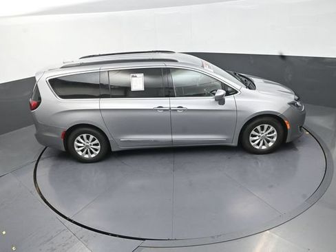 Used 2017 Chrysler Pacifica Touring-L FWD image 18