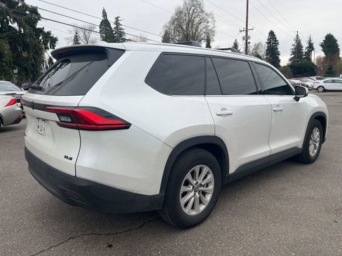 Used 2024 Toyota Grand Highlander XLE image 4