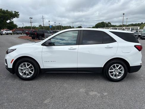 Used 2023 Chevrolet Equinox LS w/ LS Convenience Package FWD image 3