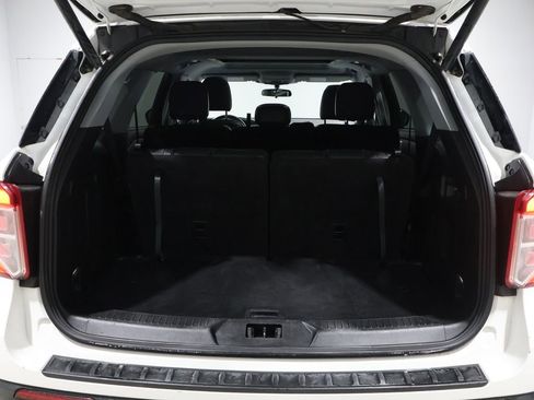 Used 2024 Ford Explorer XLT w/ Equipment Group 202A image 13