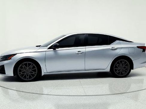 Used 2023 Nissan Altima 2.0 SR FWD image 4