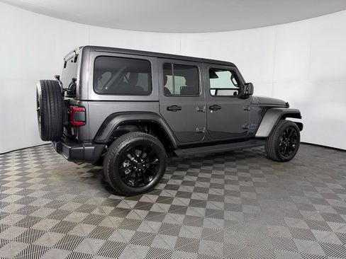 Used 2025 Jeep Wrangler Unlimited Sahara AWD/4WD image 7