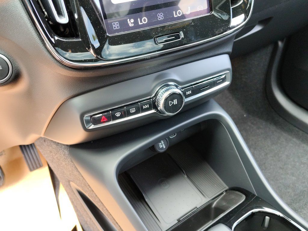 New 2026 Volvo XC40 B5 Ultra w/ Climate Package AWD/4WD image 18