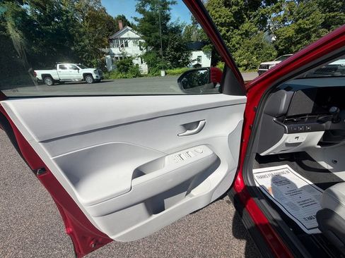 Used 2025 Hyundai Kona SEL AWD/4WD image 9