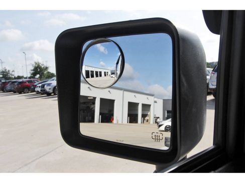 Used 2018 Jeep Wrangler Unlimited Sahara w/ Connectivity Group AWD/4WD image 10