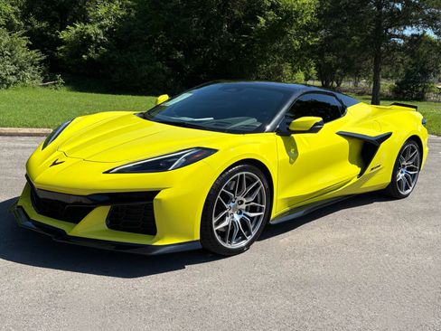 Used 2024 Chevrolet Corvette Z06 RWD image 2