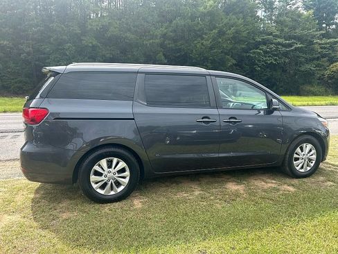 Used 2017 Kia Sedona LX w/ LX Essentials Premium Package image 5