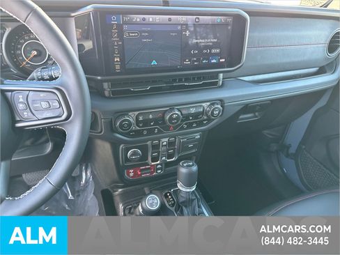 Used 2025 Jeep Wrangler Unlimited Rubicon image 32