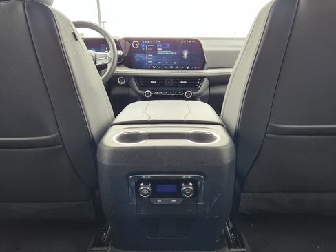 Used 2025 Chevrolet Suburban Z71 image 14