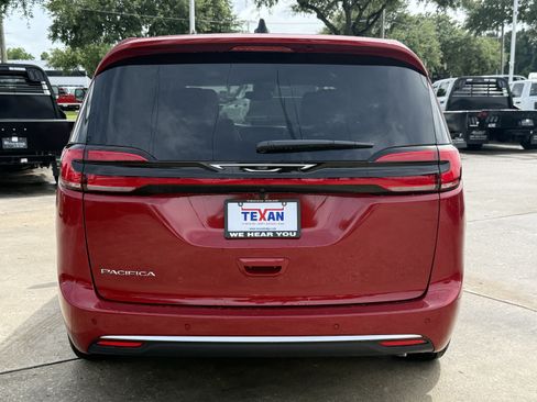 New 2027 Chrysler Pacifica Select FWD image 6