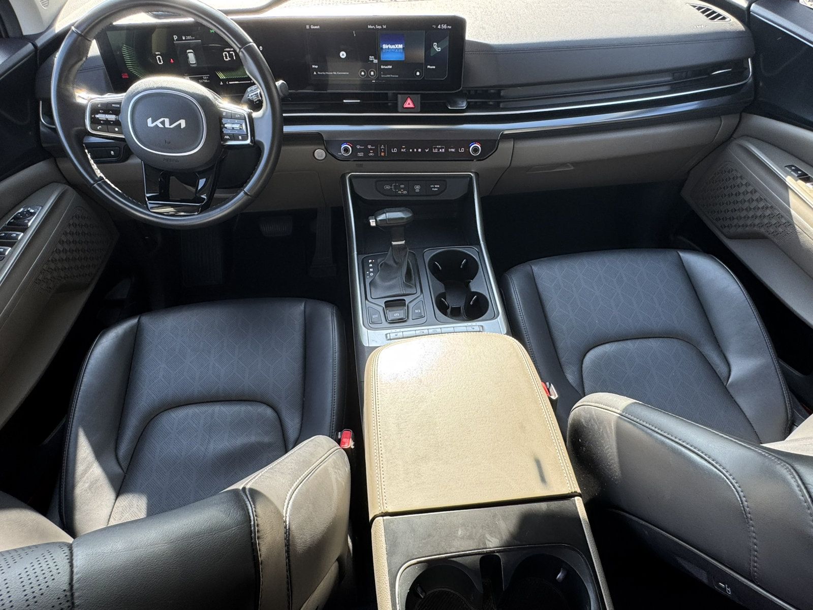 Used 2025 Kia Carnival FWD image 24
