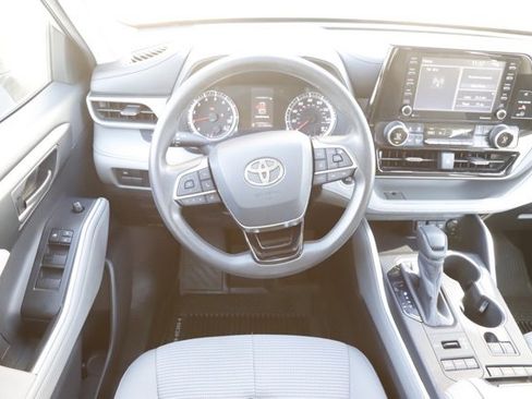 Used 2020 Toyota Highlander L image 18