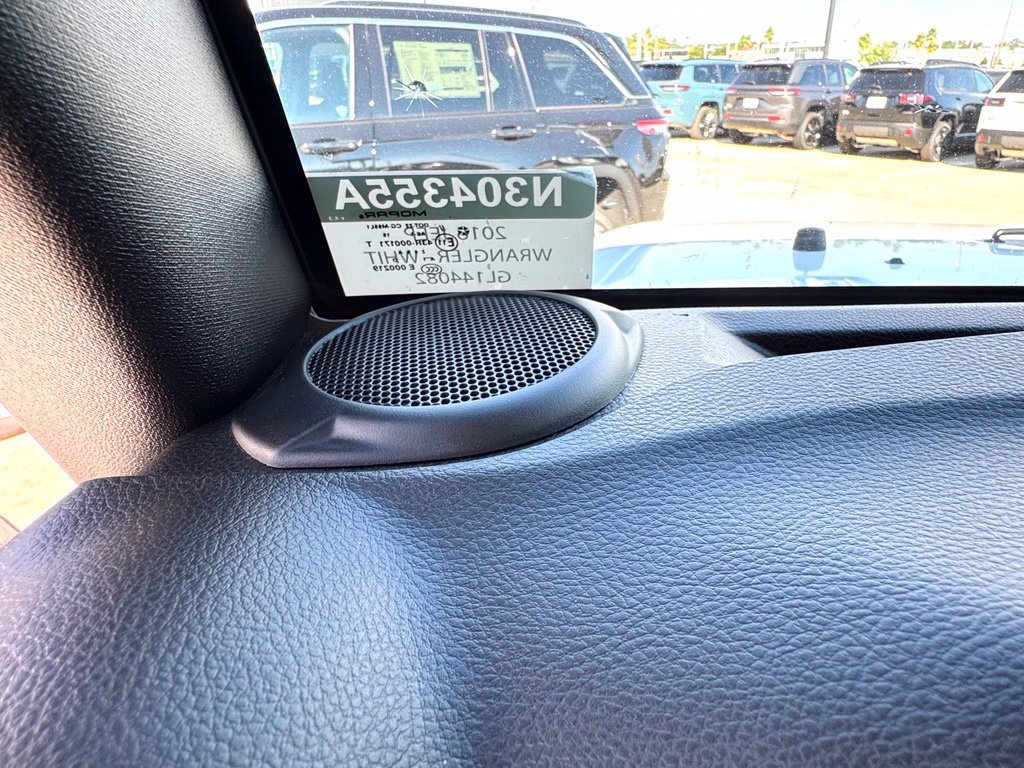 Used 2016 Jeep Wrangler Unlimited Sahara w/ Connectivity Group AWD/4WD image 36