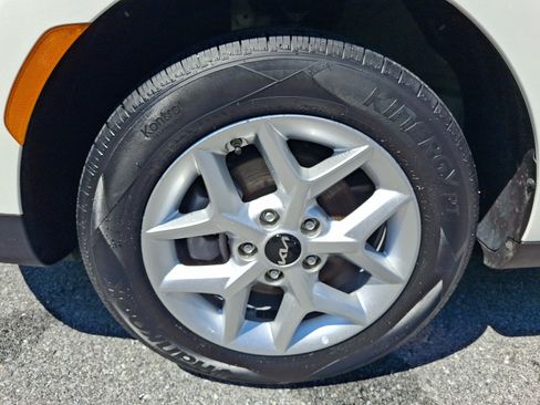 Used 2025 Kia Soul LX w/ LX Technology Package FWD image 9