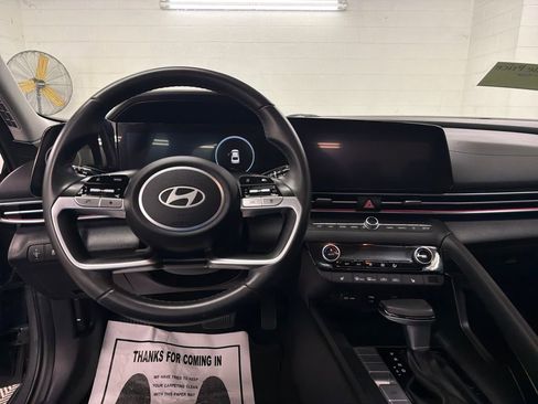 Used 2025 Hyundai Elantra SEL image 9