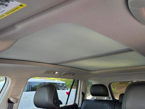 Used 2023 Volkswagen Tiguan SE w/ Panoramic Sunroof Package image 39