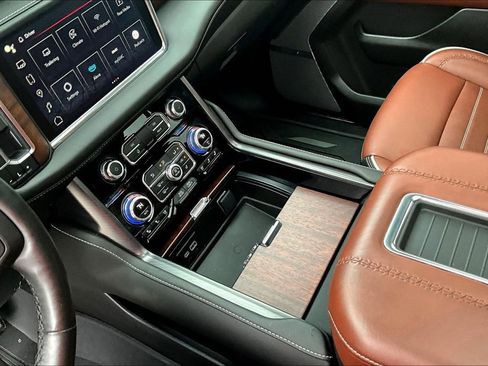 Used 2024 GMC Yukon XL Denali Ultimate image 12