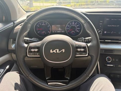 Used 2024 Kia Carnival LX FWD image 7