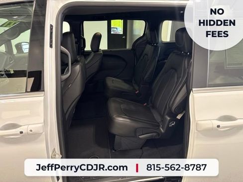 New 2027 Chrysler Pacifica Select FWD image 18