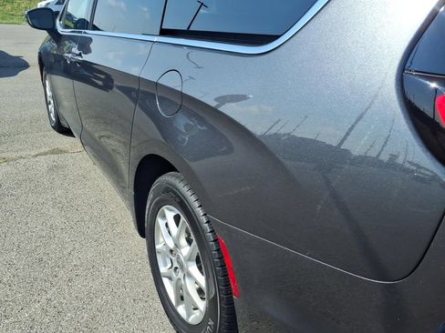 Used 2023 Chrysler Pacifica Touring-L FWD image 15
