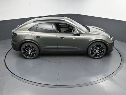 Certified 2024 Porsche Macan 4 Electric image 37