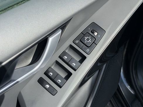 Used 2025 Kia Niro EX FWD image 10