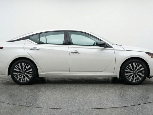 Used 2025 Nissan Altima 2.5 SV FWD image 11