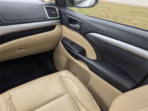 Used 2017 Toyota Highlander FWD V6 image 18